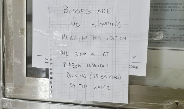 Un cartello in stazione segnala il disguido ai turisti 
