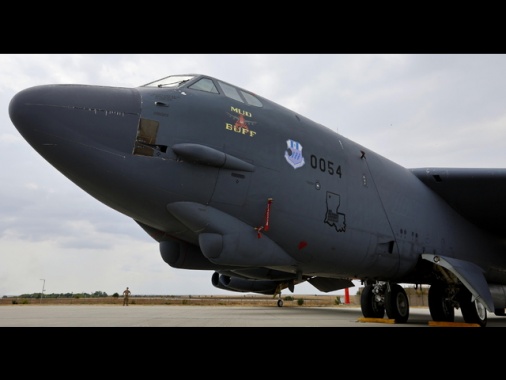 'B-52 precipitato poco dopo il decollo alla base di Edwards, in California'