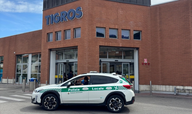 Ladre scoperte da agente fuori servizio. Una finge malore
