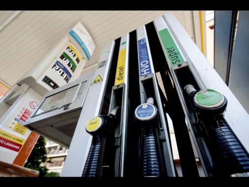 Scendono i prezzi dei carburanti, benzina a 1,881 euro al litro