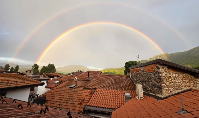 L’arcobaleno come un’aureola sulla Valcuvia