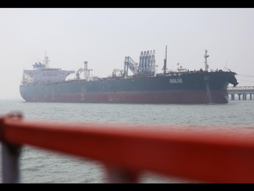 'Petroliere iraniane oltrepassano la zona di blocco Usa, prima volta in 2 mesi'