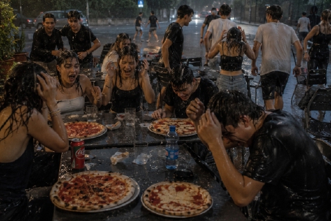 Piove sulla pizza: la disavventura di un gruppo di liceali