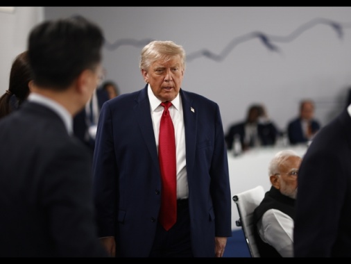 Trump, 'se Iran non si comporta bene, ricominceremo a sganciare bombe'