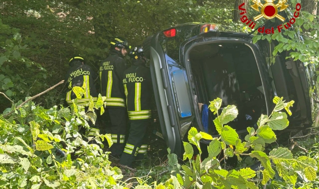 Si ribalta in auto, soccorso in Valganna