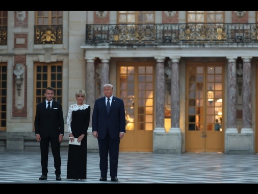 Asparagi, pollame, formaggi e torta al cioccolato nel menu di Trump a Versailles