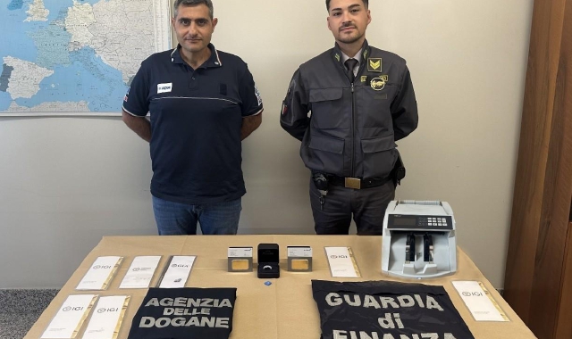 Finti turisti in dogana con lingotti e diamanti