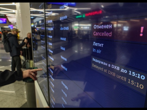 Ondata di droni ucraini, chiusi tutti gli aeroporti di Mosca per sicurezza