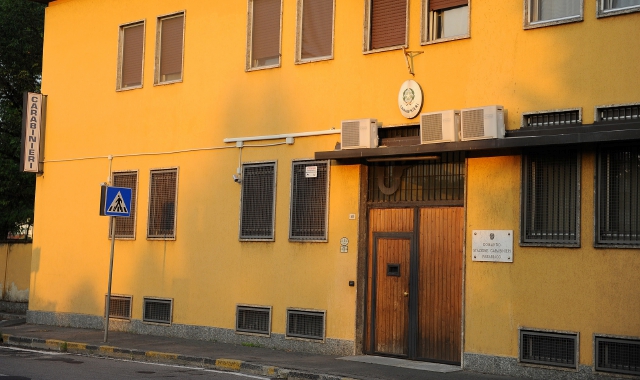 Ubriaco in auto contro la caserma dei carabinieri