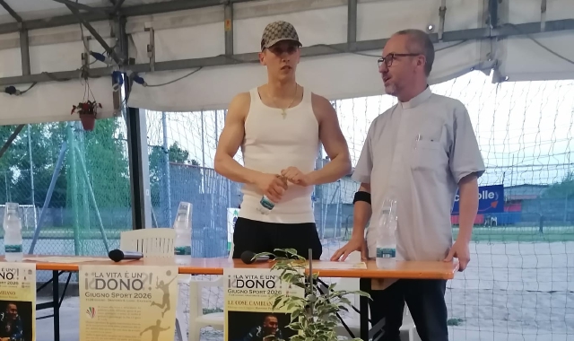 Massimo Pericolo a Gavirate con don Marco Casale