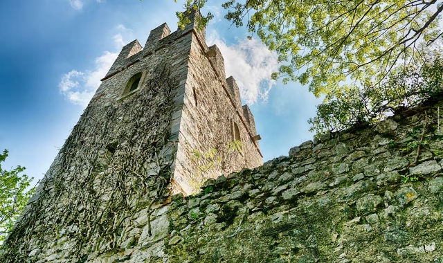 Domenica 21 alle 10 a Villa Della Porta Bozzolo a Casalzuigno trekking fino alla Rocca di Orino. Biglietti 13/18 euro