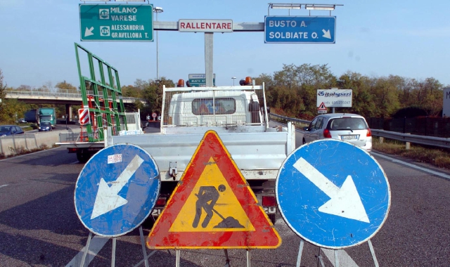 A sinistra il ministro delle Infrastrutture Matteo Salvini che ha sbloccato i fondi per cinque opere viarie da realizzare in Lombardia  ancora legate alle Olimpiadi