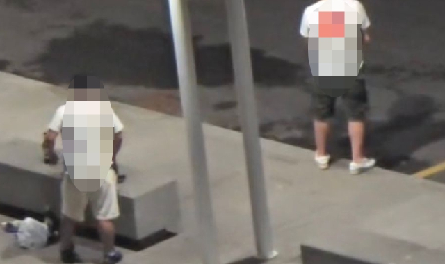 Un’immagine del video che ritrae di notte due giovani turbolenti