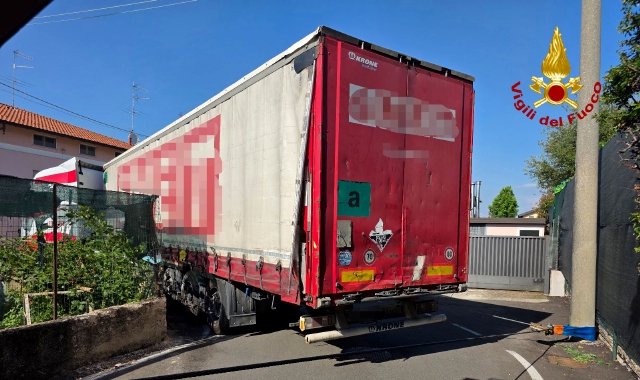 Autoarticolato intrappolato a Fagnano Olona
