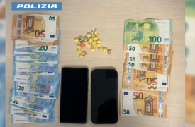 Il cancello nel bosco e la coca nascosta: arrestato straniero