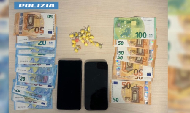 Il cancello nel bosco e la coca nascosta: arrestato straniero