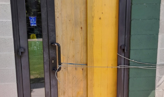 Rompono il vetro, scatta l’allarme: assalto fallito al bar del softball