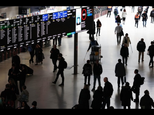 Scontro tra due treni a nord di Londra, in azione i soccorsi