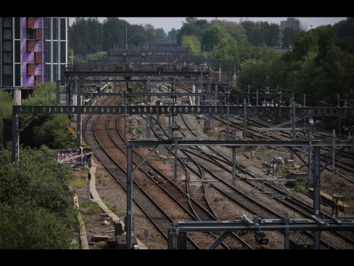 Scontro tra due treni a nord di Londra, 'morto un macchinista'