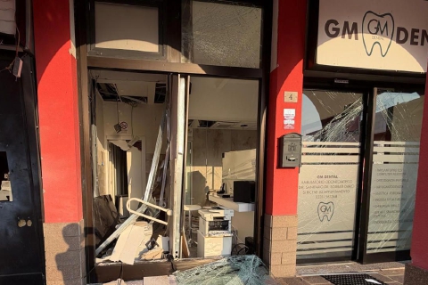 Boato nella notte: assalto con esplosivo al bancomat