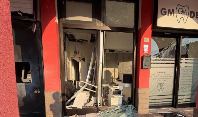 Il locale bancomat danneggiato dall’esplosivo