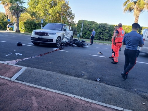 ++ Scontro Suv-scooter in Versilia, muore 17enne, in fuga occupanti auto ++