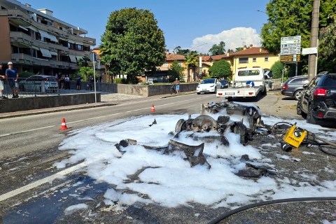 Porsche noleggiata per le nozze in fiamme a due passi dalla chiesa