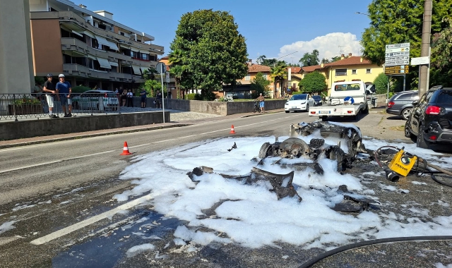 Porsche noleggiata per le nozze in fiamme a due passi dalla chiesa
