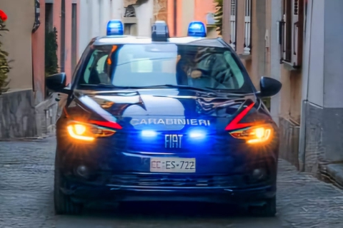 Non si voltano dall’altra parte: ragazzi salvano donna insultata e strattonata