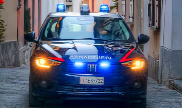 Non si voltano dall’altra parte: ragazzi salvano donna insultata e strattonata