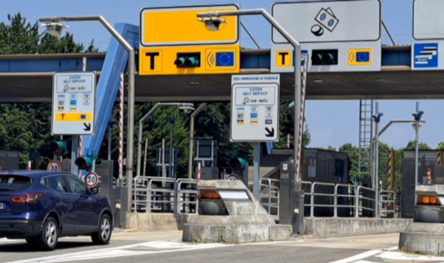 Il cantiere della bretella della strada statale 341 con a lato (a sinistra) la superstrada 336. A centro pagina, il casello d’ingresso verso Milano di Gallarate ieri riaperto
