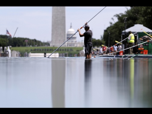 Trump difende i lavori alla vasca del Lincoln Memorial