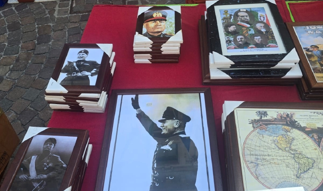 La bancarella con le foto del Duce