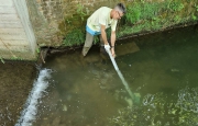 Rifiuti ripescati nel torrente