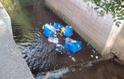 Rifiuti ripescati nel torrente