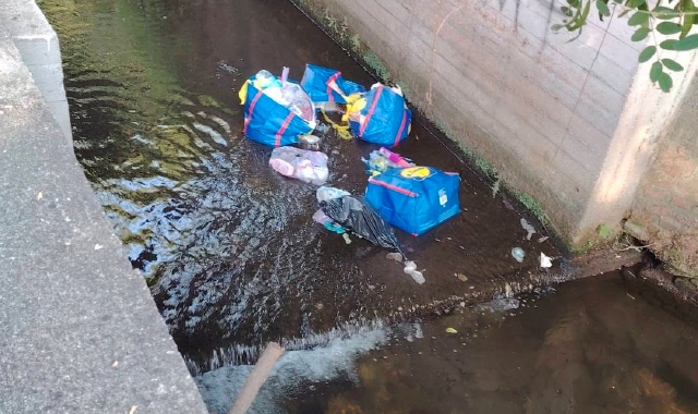 I sacchi gettati nel torrente