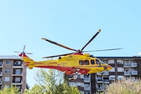 Schianto tra van e moto. Una donna morta e una grave al Circolo