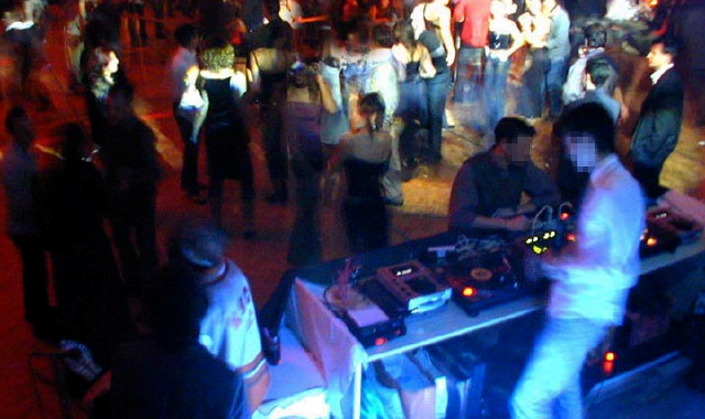 L’incendio in una discoteca della zona risale alla notte tra il 5 e il 6 gennaio 2024. La ragazza-immagine rimase ustionata con 388 giorni  di prognosi