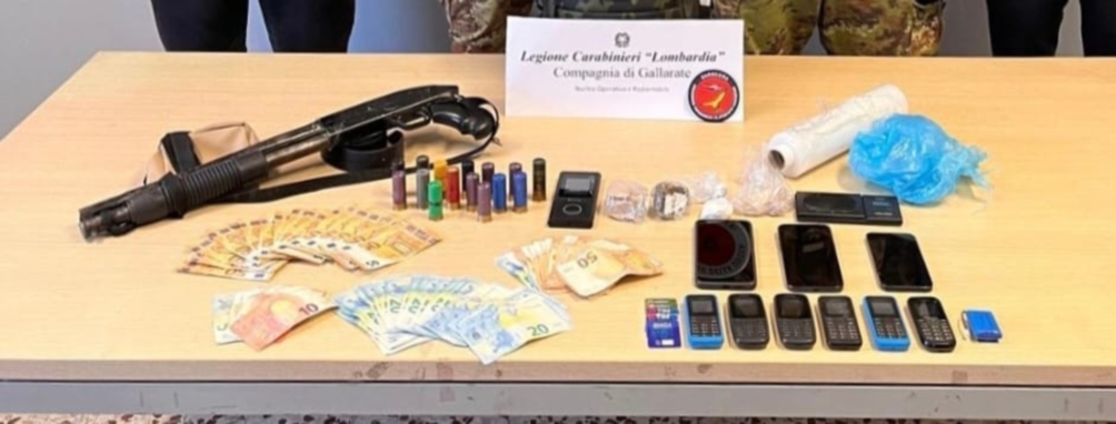 Vergiate, pusher con il fucile a pompa nei boschi dello spaccio