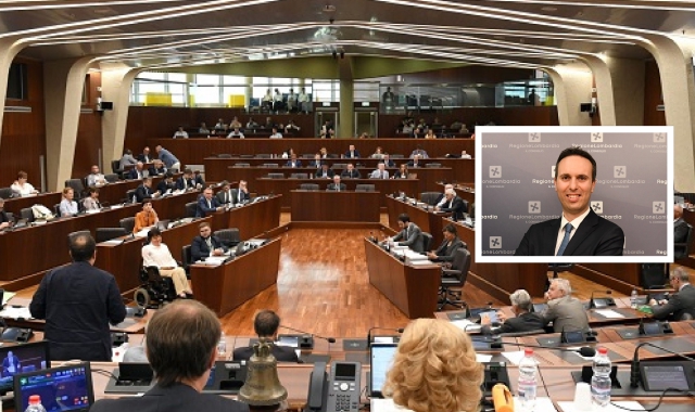Il Consiglio regionale e nel riquadro il vice presidente Giacomo Cosentino