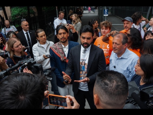 Tre candidati appoggiati da Mamdani vincono alle primarie di New York