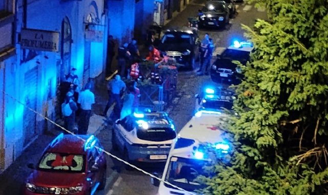 Urla e calci alla vetrina, ancora caos in via Como