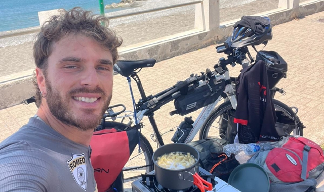 Alessio Paglia con la sua bicicletta in un momento di pausa sul lungomare