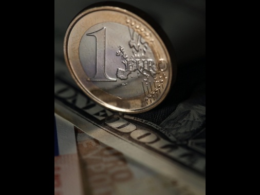 L'euro è in calo, a 1,1367 dollari