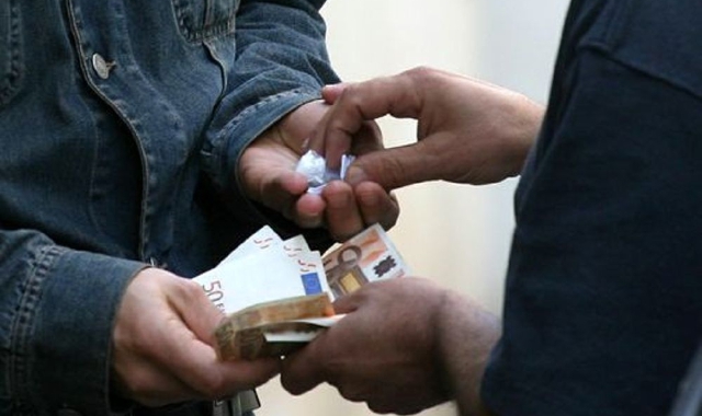 I carabinieri  di Samarate sono riusciti a bloccare lo spacciatore anche grazie alla collaborazione di mamme, nonne e tate